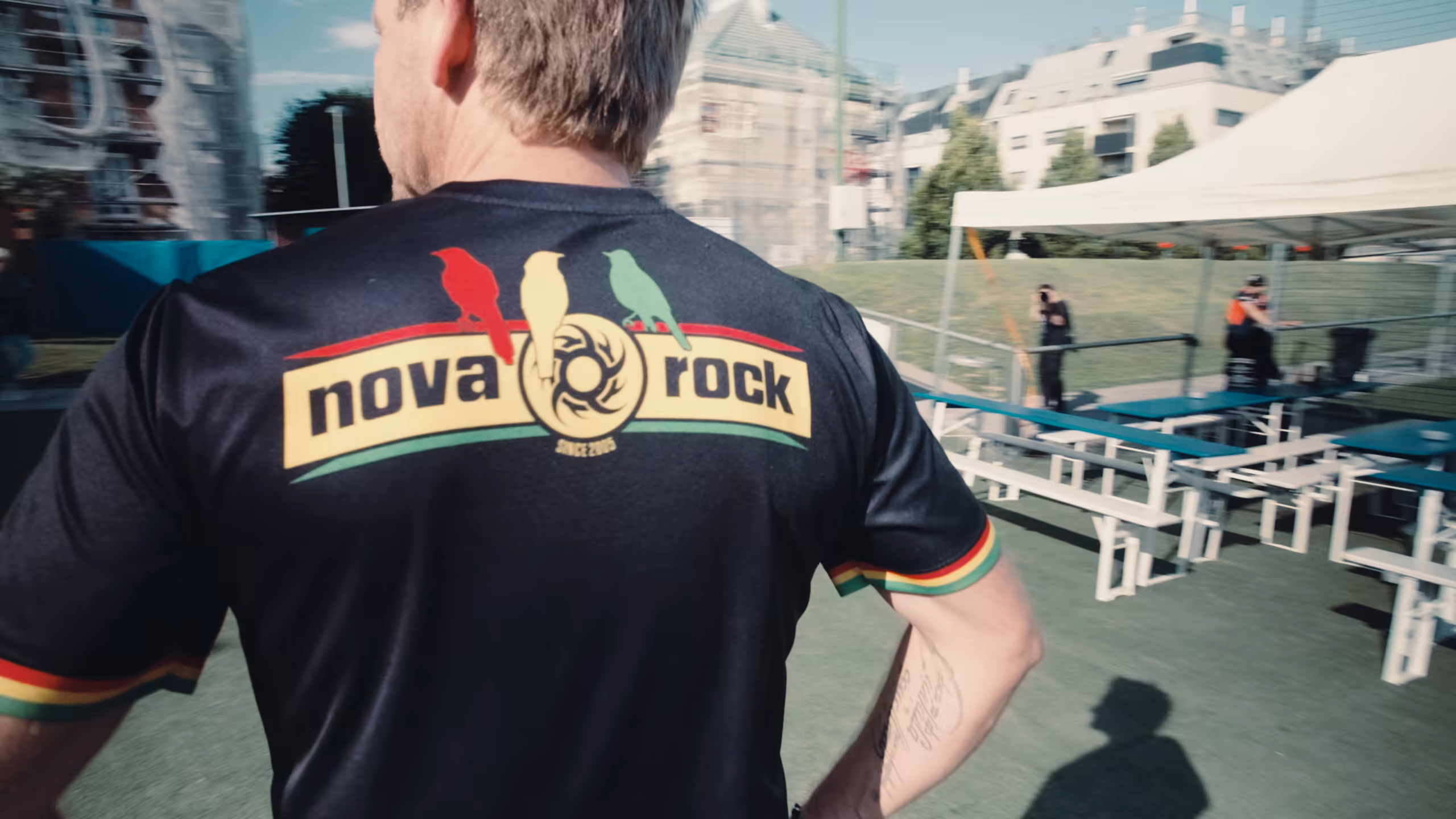 Nova-Rock-Spieler bei der Ankunft am Fußballplatz