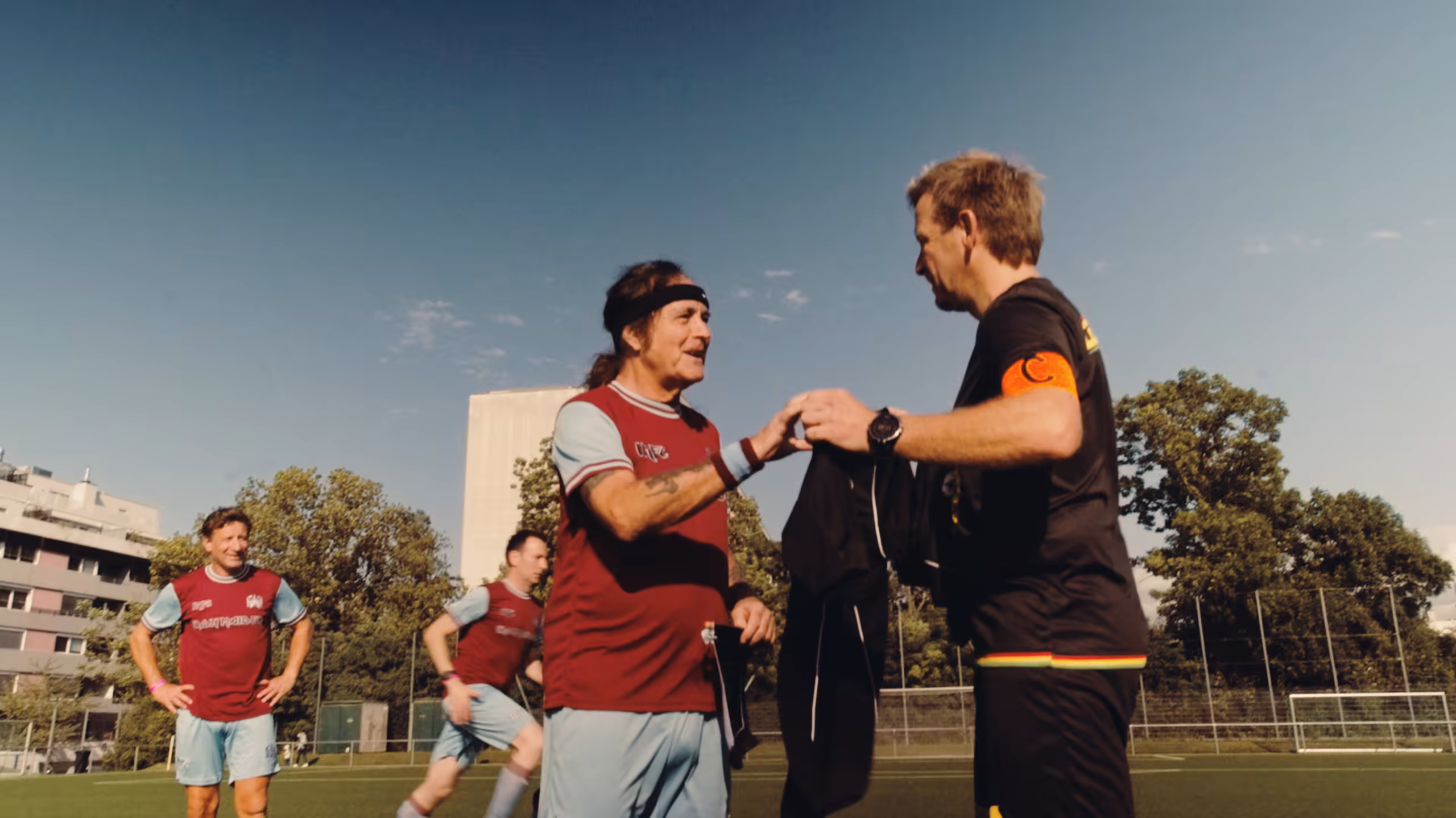 Begegnung zwischen Spielern beider Teams