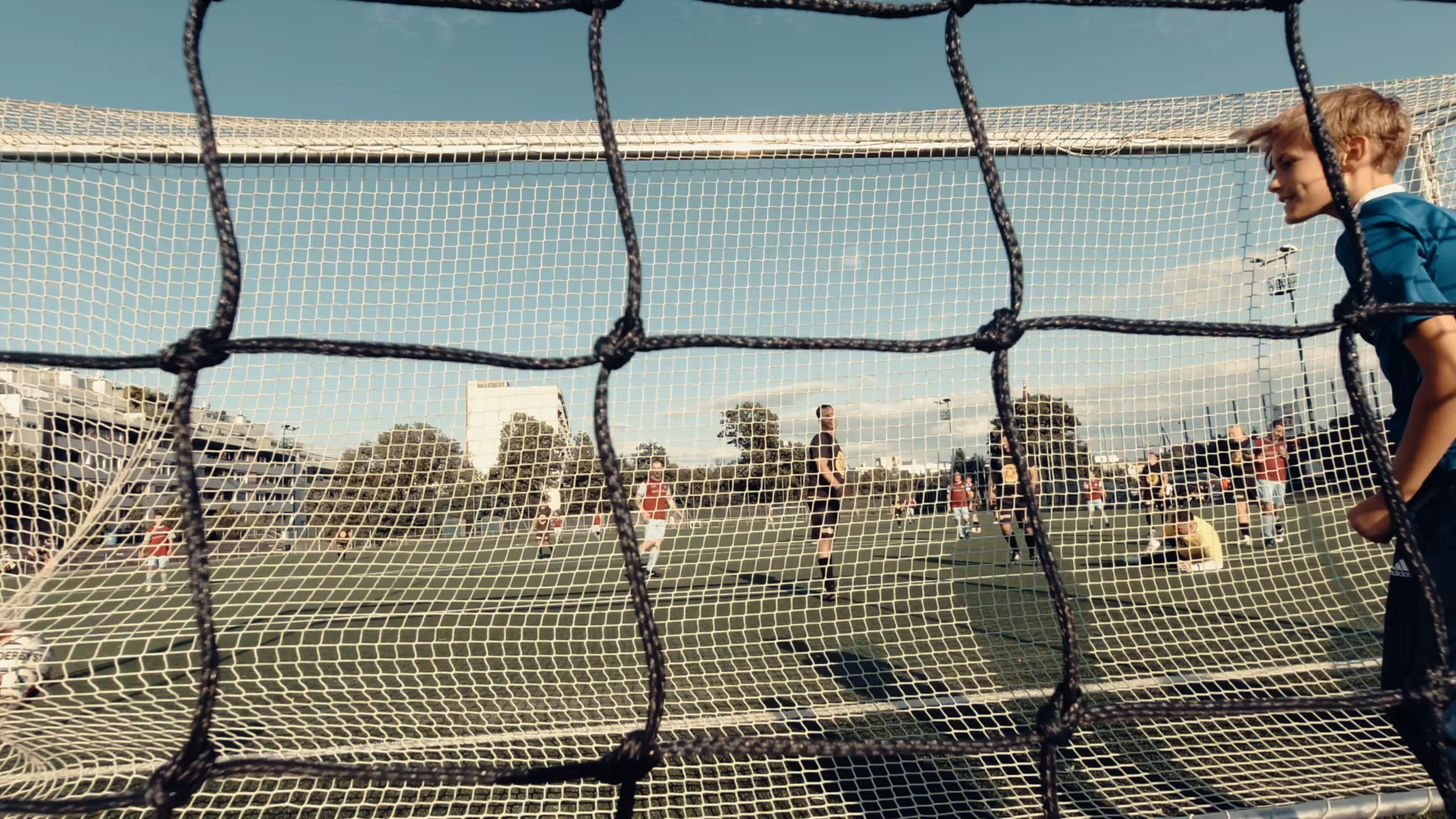 Blick durch das Tornetz auf das Spielfeld