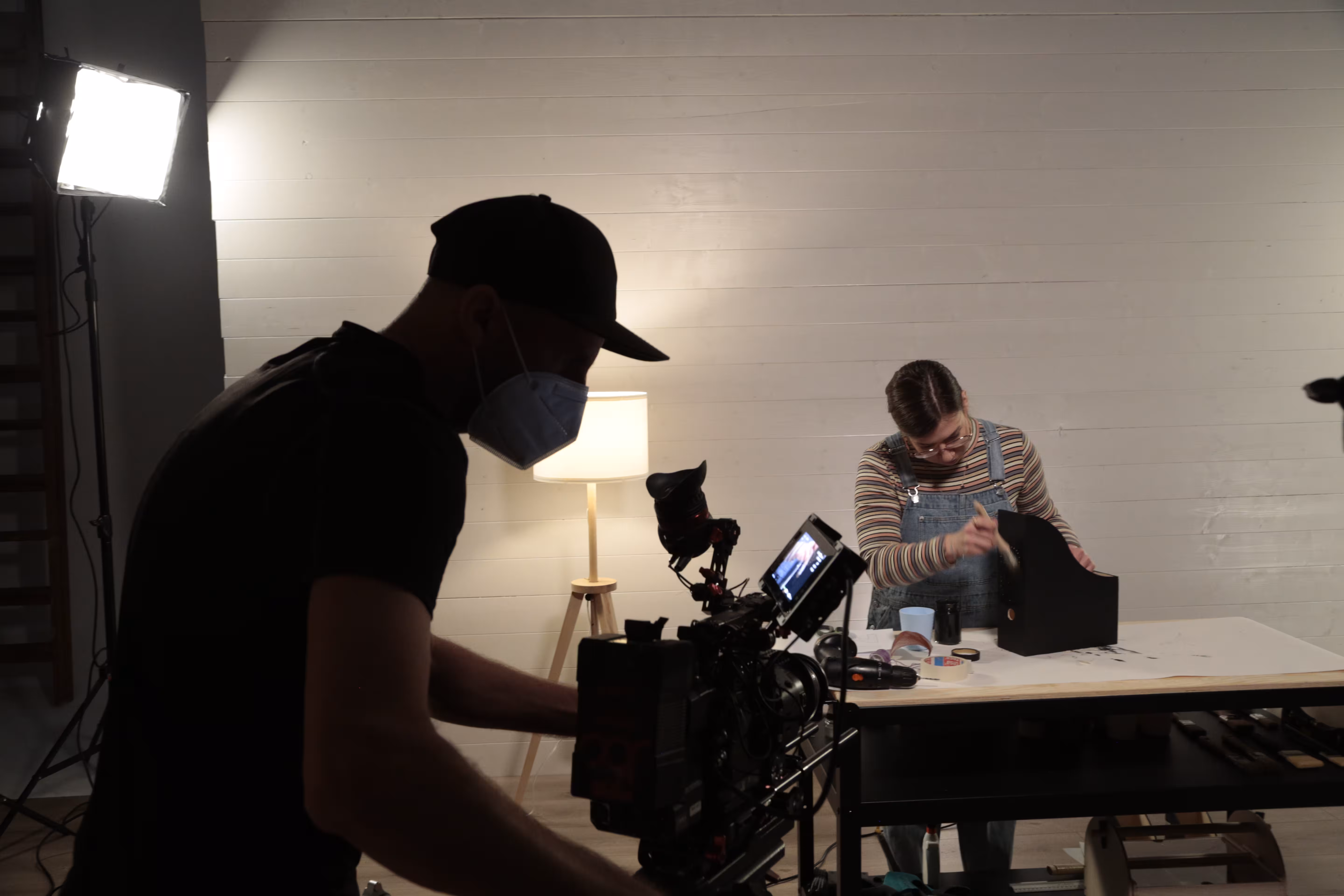 Kamera und Team während einer Werbeproduktion