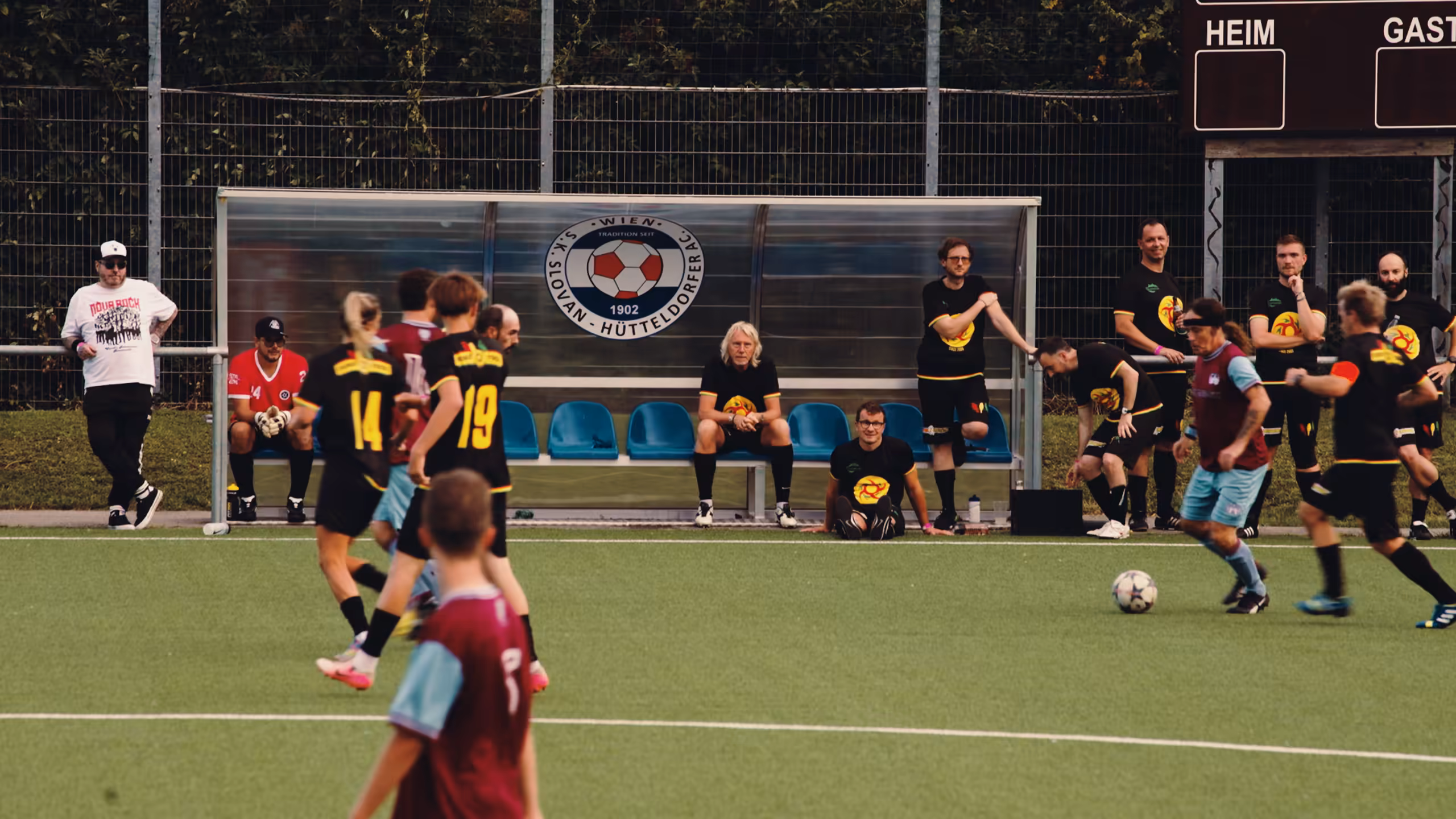Weite Spielsituation mit Teams und Ersatzbank