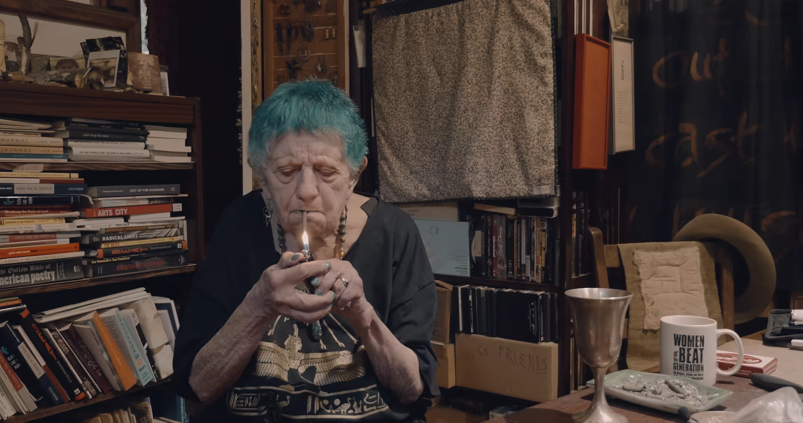 ruth weiss in ihrer Umgebung — Filmbild aus dem Dokumentarfilm