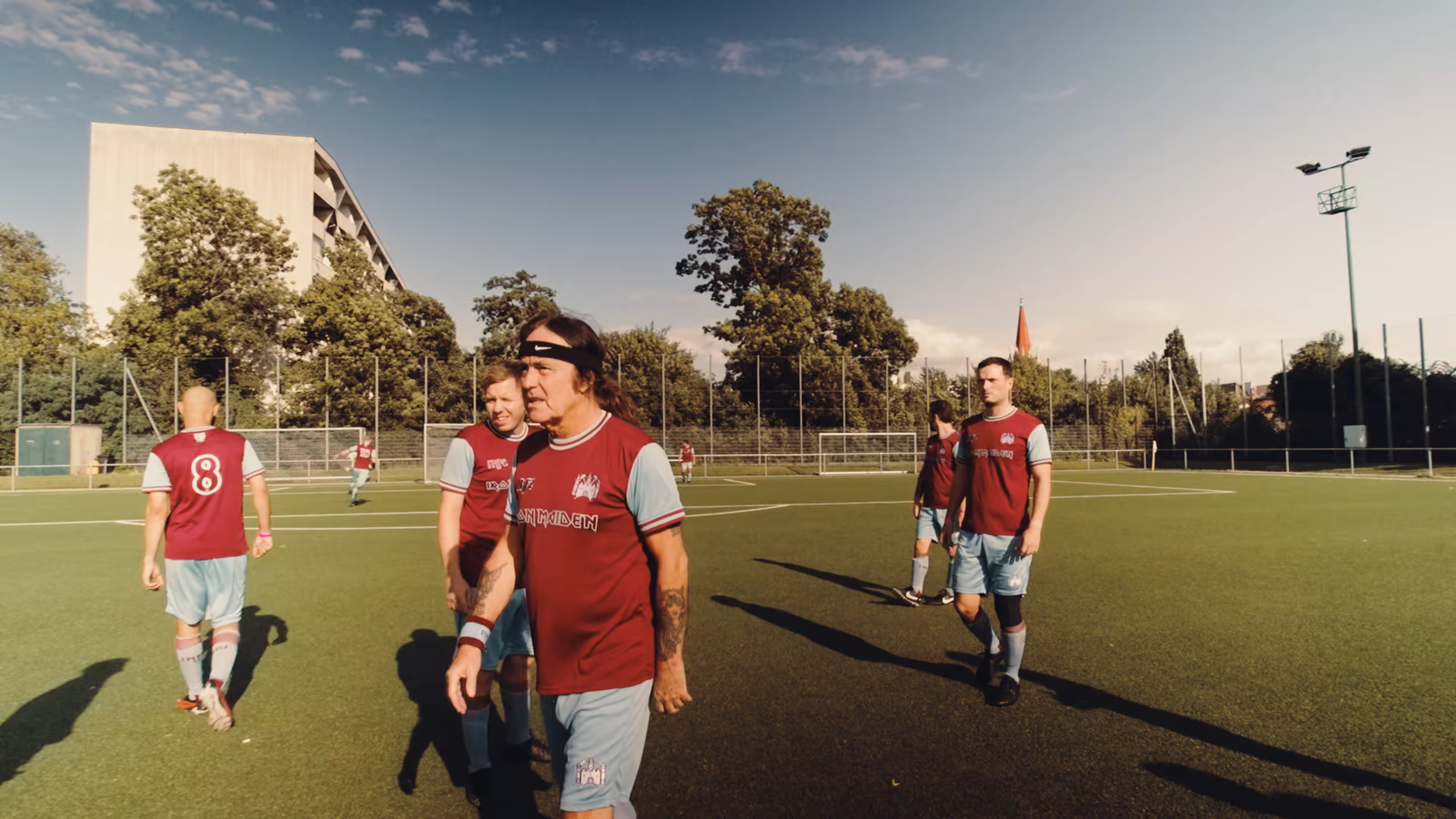 Steve Harris und Mitspieler auf dem Fußballplatz